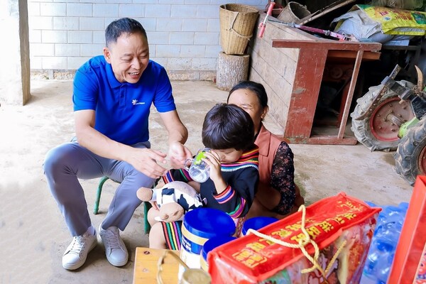 菲仕兰中国高级副总裁杨国超(左一)探访困境儿童家庭