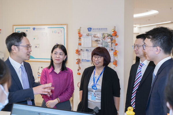 (左一)香港特别行政区政府医务卫生局副秘书长李力纲(左一)、深圳市福田区卫生健康局副局长史蕾交流