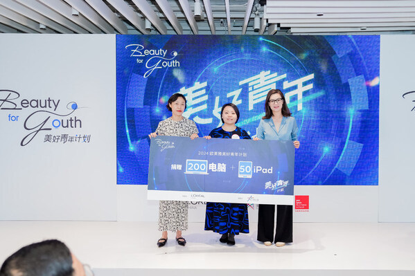 2024欧莱雅“美好青年计划”捐赠仪式,左起:欧莱雅北亚及中国首席可持续发展官朴智鲜、美丽中国支教项目副秘书长高俊蔚、欧莱雅北亚及中国人力资源副总裁沈琳